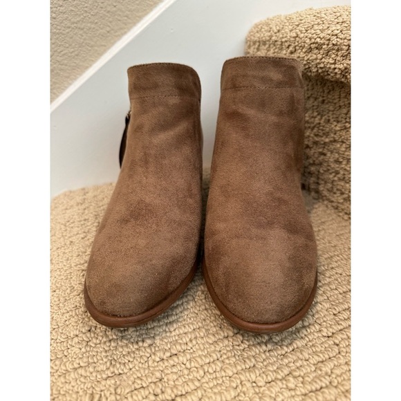 👢🥾 Beautiful F21 comfy, faux suede booties. GUC only wore twice. Great deal.🍂🌾 - Picture 5 of 8